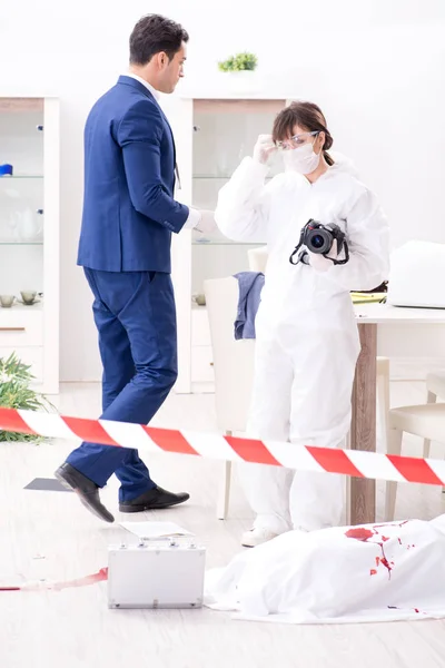 Investigador forense en la escena del crimen de oficina —  Fotos de Stock
