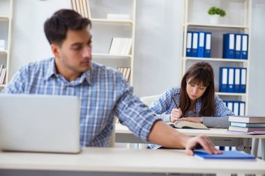 Sınıfta oturan ve okuyan öğrenciler
