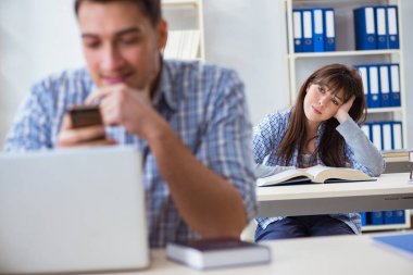 Sınıfta oturan ve okuyan öğrenciler