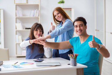 Tasarımcı takımı yeni iç projeyi tartışıyor