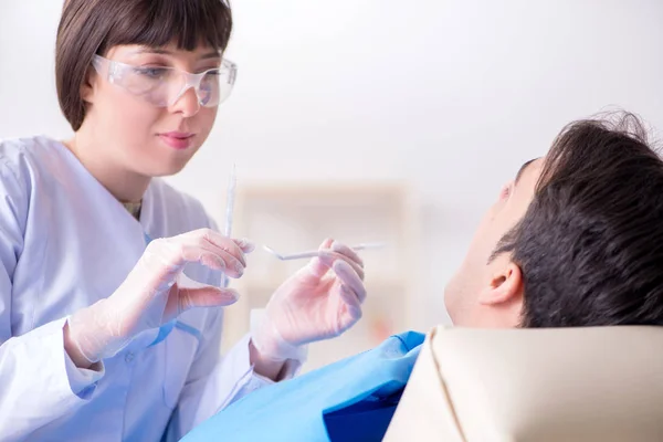 Patiënt bezoeken tandarts voor regelmatige check-up en vullen — Stockfoto