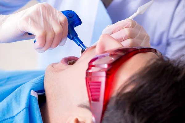 Paziente dal dentista per check-up e riempimento regolari — Foto Stock