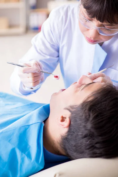 Odontólogo visitante del paciente para chequeo y llenado regulares — Foto de Stock