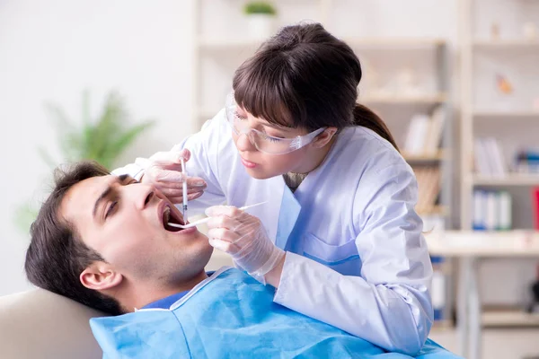 정기 검진과 채혈을 위해 치과에 방문하는 환자 — 스톡 사진