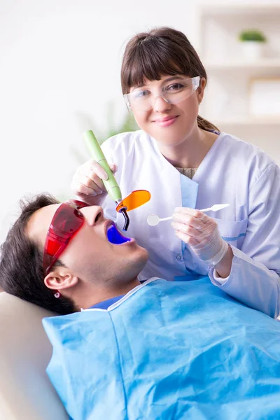 Пациент посещает стоматолога для регулярного осмотра и заполнения — стоковое фото
