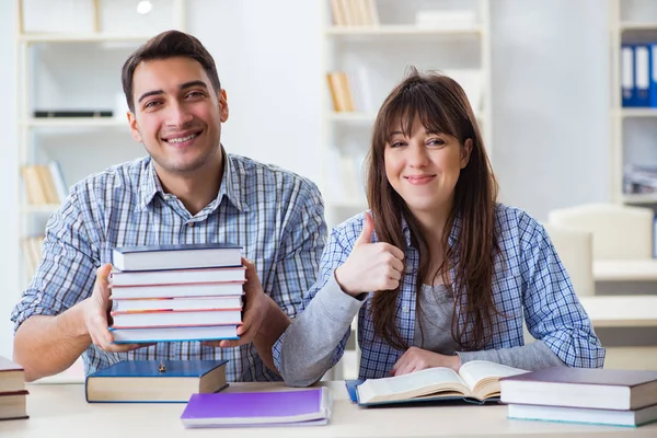 Studenci siedzący i studiujący w koledżu klasowym — Zdjęcie stockowe