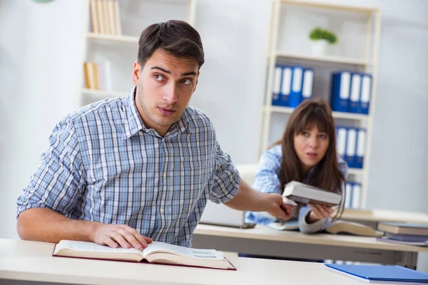 Studenten sitzen und studieren im Hörsaal College — Stockfoto