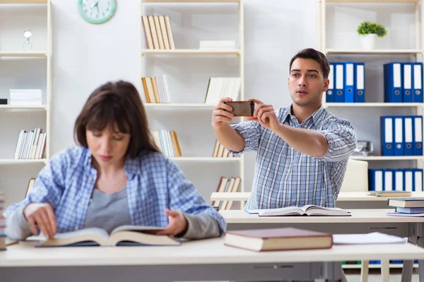 Estudiantes sentados y estudiando en la universidad — Foto de Stock