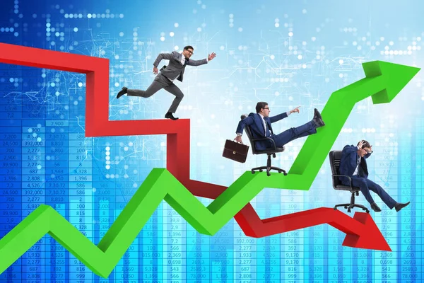 Növekedési és hanyatlási koncepció az üzletemberekkel — Stock Fotó