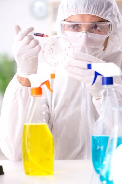 Laboratuvarda kimyasal maddeleri test eden kimyager.