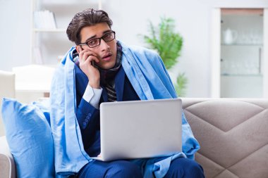 Hasta işadamı grip nedeniyle evden çalışıyor.