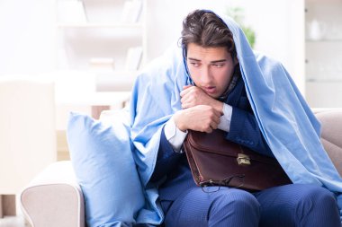 Hasta bir çalışan evde kalıyor ve bacadan acı çekiyor.