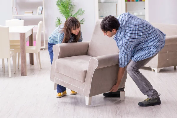 Férfi mozgó fotel a nappaliban — Stock Fotó