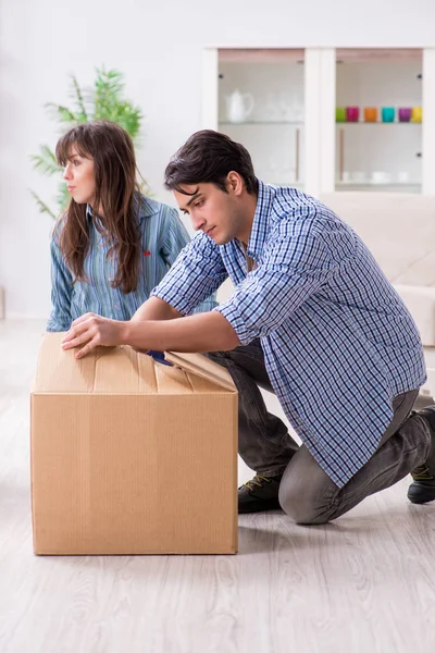 Família jovem se mudando para novo apartamento depois de pagar a hipoteca — Fotografia de Stock