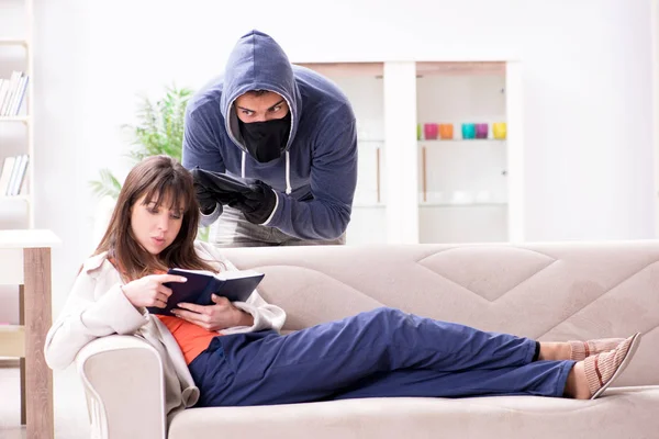 Armed man assaulting young woman at home — Stock Photo, Image