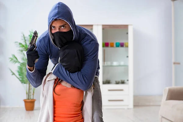 Beväpnad man angriper ung kvinna hemma — Stockfoto