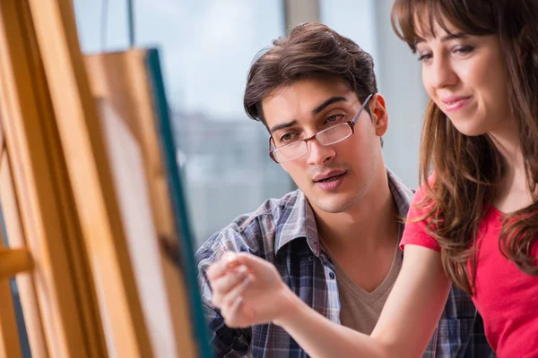 Künstlerische Coaching-Studentin im Malkurs im Atelier — Stockfoto