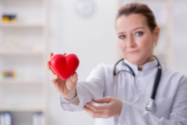 Cardiólogo con corazón rojo en concepto médico —  Fotos de Stock