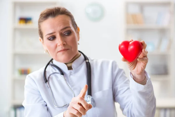Кардіолог з червоним серцем в медичній концепції — стокове фото