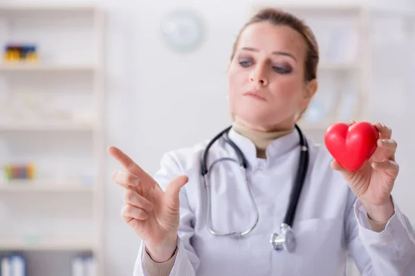 Кардіолог з червоним серцем в медичній концепції — стокове фото