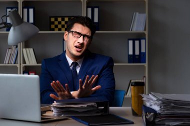 İşçi önemli bir teslimatı bitirmek için geç saatlere kadar çalışıyor.