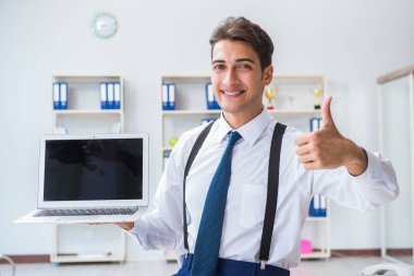 Genç ve şık bir işadamı ofiste çalışıyor.