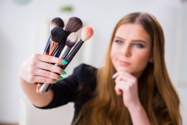 Partiye hazırlanan genç bir kadın.