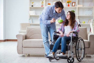 Genç bir aile birbirine göz kulak oluyor.