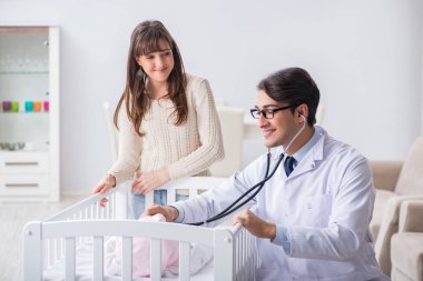 Doktor genç anneye açıklama yapıyor. 