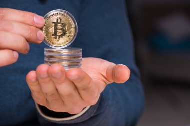 Bitcoin Madencilik Konsepti 'ndeki genç adam