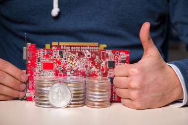 Bitcoin Madencilik Konsepti 'ndeki genç adam