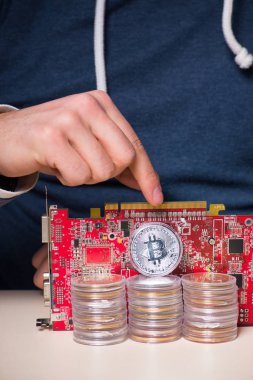 Bitcoin Madencilik Konsepti 'ndeki genç adam