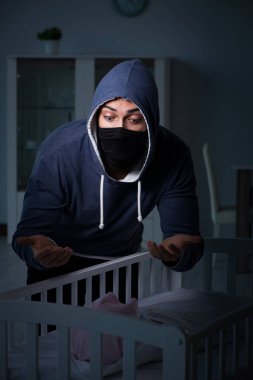 İnsan çocuk ticareti konseptinde bebek hırsızlığı
