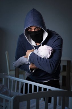 İnsan çocuk ticareti konseptinde bebek hırsızlığı