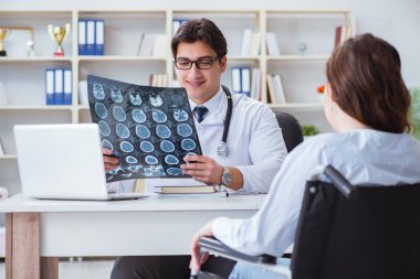 Doktor hastanın röntgen sonuçlarına açıklama yapıyor.