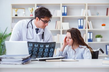 Doktor hastanın röntgen görüntüsü hakkında kötümser hissediyor