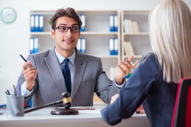 Avukat müvekkil ile hukuk davasını tartışıyor