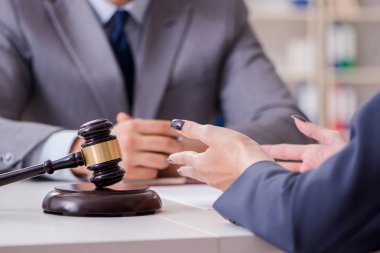 Avukat müvekkil ile hukuk davasını tartışıyor