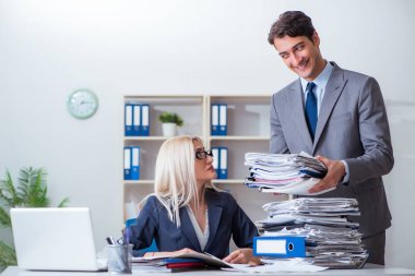 Patron sekreterine ek iş getiriyor.