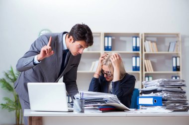 Kızgın patron sekreterine bağırıyor ve bağırıyor.