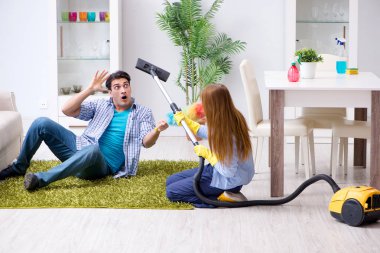 Genç bir aile evi temizliyor.