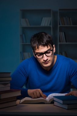 Gece geç saatte kütüphanede sınavlara hazırlanan öğrenci