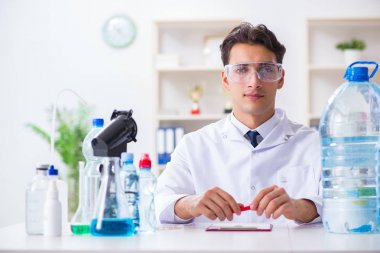 Laboratuvar asistanı su kalitesini test ediyor