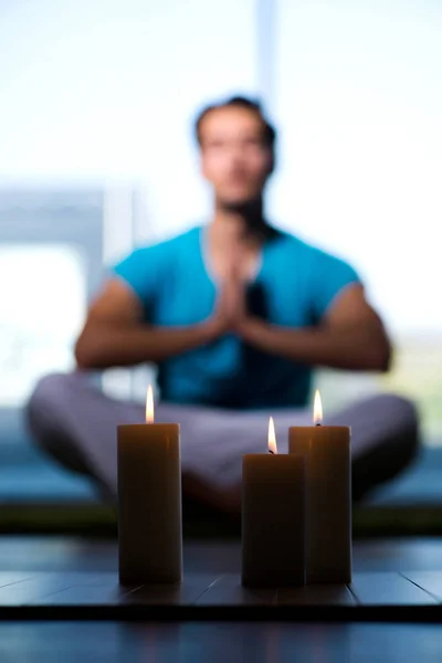 Joven hombre guapo en spa concepto de salud —  Fotos de Stock