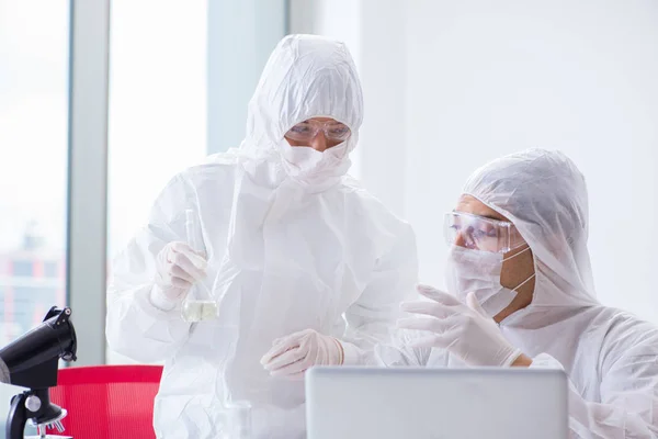 Два вчені працюють в хімічній лабораторії — стокове фото