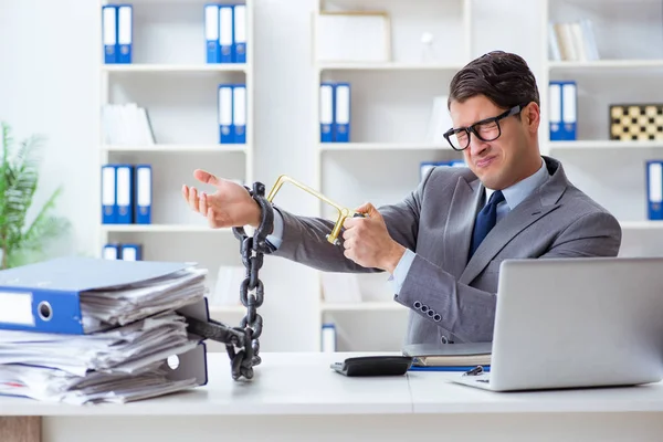 Funcionário ocupado acorrentado à sua mesa de escritório — Fotografia de Stock