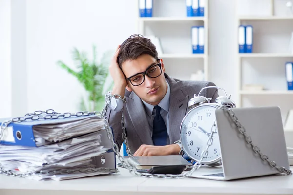 Drukke werknemer geketend aan zijn bureau — Stockfoto