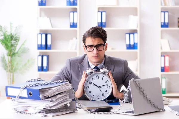 Busy employee chained to his office desk — Stock Photo, Image