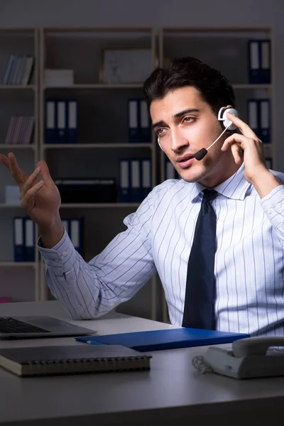 Operador de helpdesk cansado e exausto durante o turno da noite — Fotografia de Stock