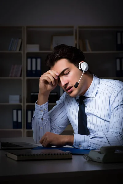 Müder und erschöpfter Helpdesk-Mitarbeiter während der Nachtschicht — Stockfoto